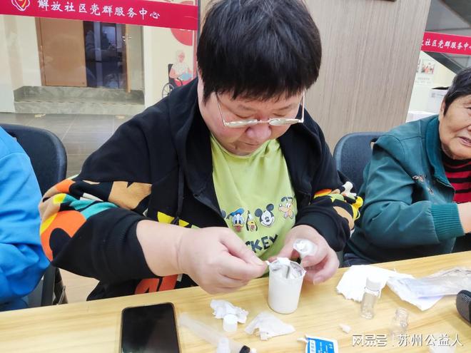 手送关爱 弘扬孝道暖人心凯发k8娱乐唯一邻里牵