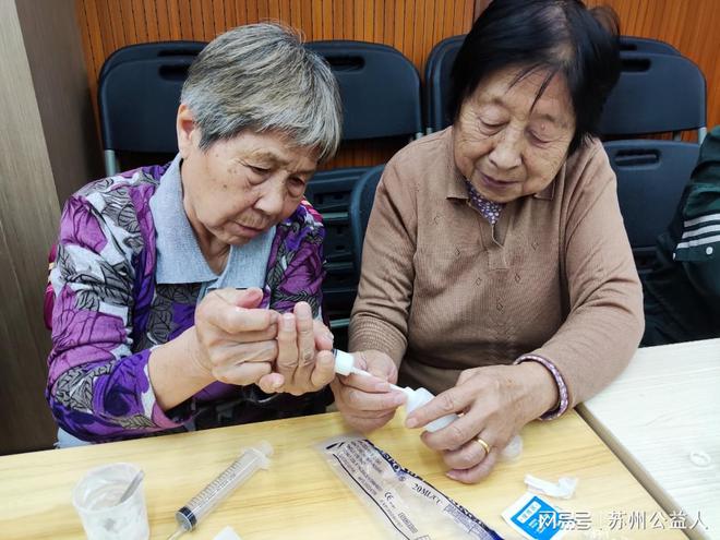 手送关爱 弘扬孝道暖人心凯发k8娱乐唯一邻里牵(图3)
